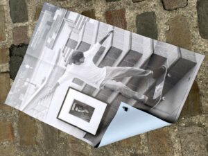 Jonathan Monk, «Exhibit Model Four», 2019 Kindl, Berlin. Photographie: Jens Ziehe. Affiche A1 imprimée en CMJN sur papier dos bleu